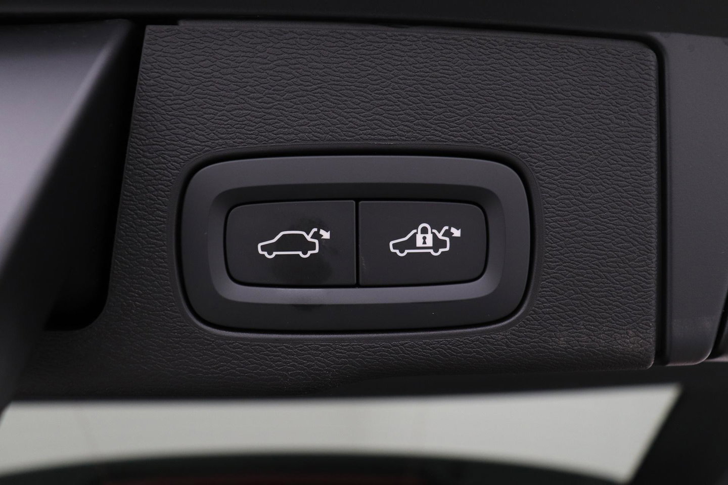 Volvo XC60 T8 Ultra Dark | Luchtvering | Harman/Kardon | Panoramadak | 360° Camera | Head-Up | Stoel+Stuurverwarming | ACC