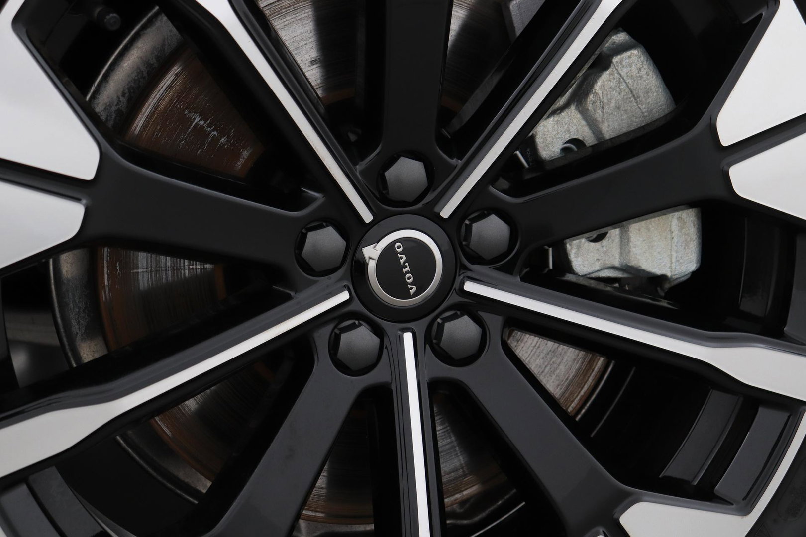 Volvo XC60 T8 Ultra Dark | Luchtvering | Harman/Kardon | Panoramadak | 360° Camera | Head-Up | Stoel+Stuurverwarming | ACC
