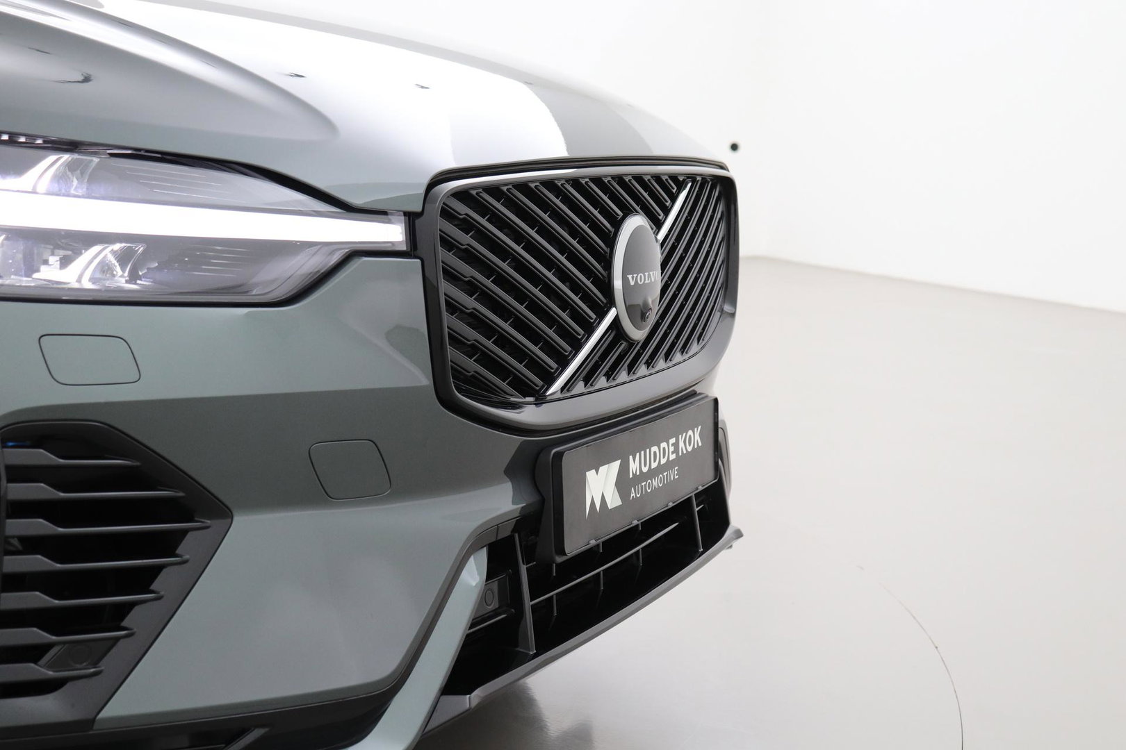 Volvo XC60 T8 Ultra Dark | Luchtvering | Harman/Kardon | Panoramadak | 360° Camera | Head-Up | Stoel+Stuurverwarming | ACC