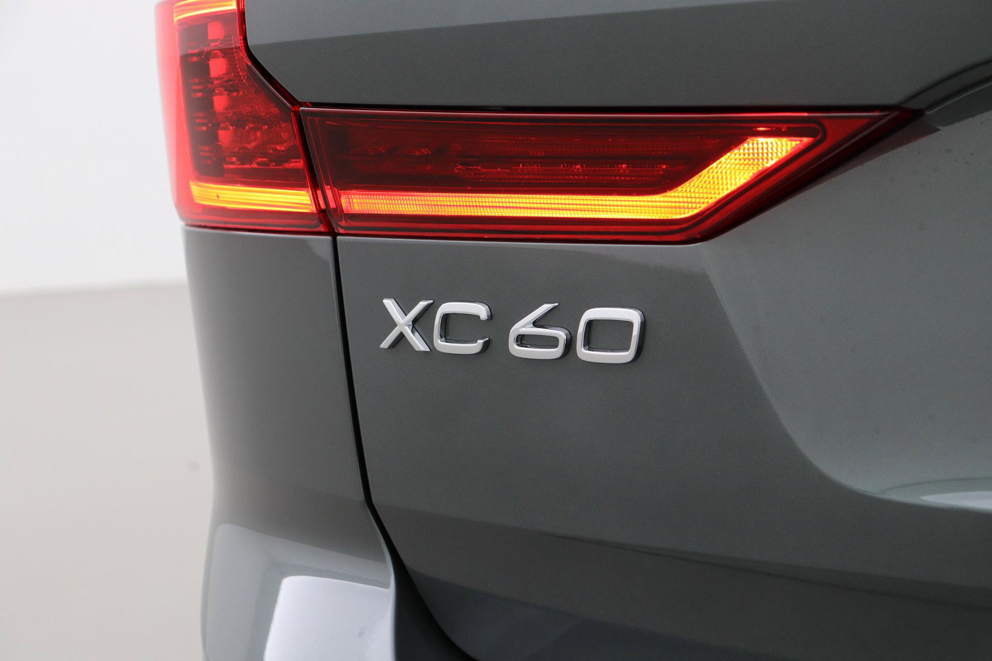 Volvo XC60 T8 Ultra Dark | Luchtvering | Harman/Kardon | Panoramadak | 360° Camera | Head-Up | Stoel+Stuurverwarming | ACC