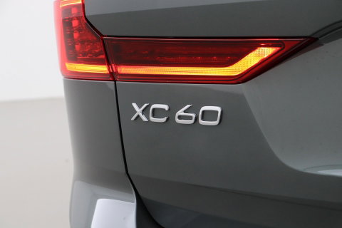 Volvo XC60 T8 Ultra Dark | Luchtvering | Harman/Kardon | Panoramadak | 360° Camera | Head-Up | Stoel+Stuurverwarming | ACC
