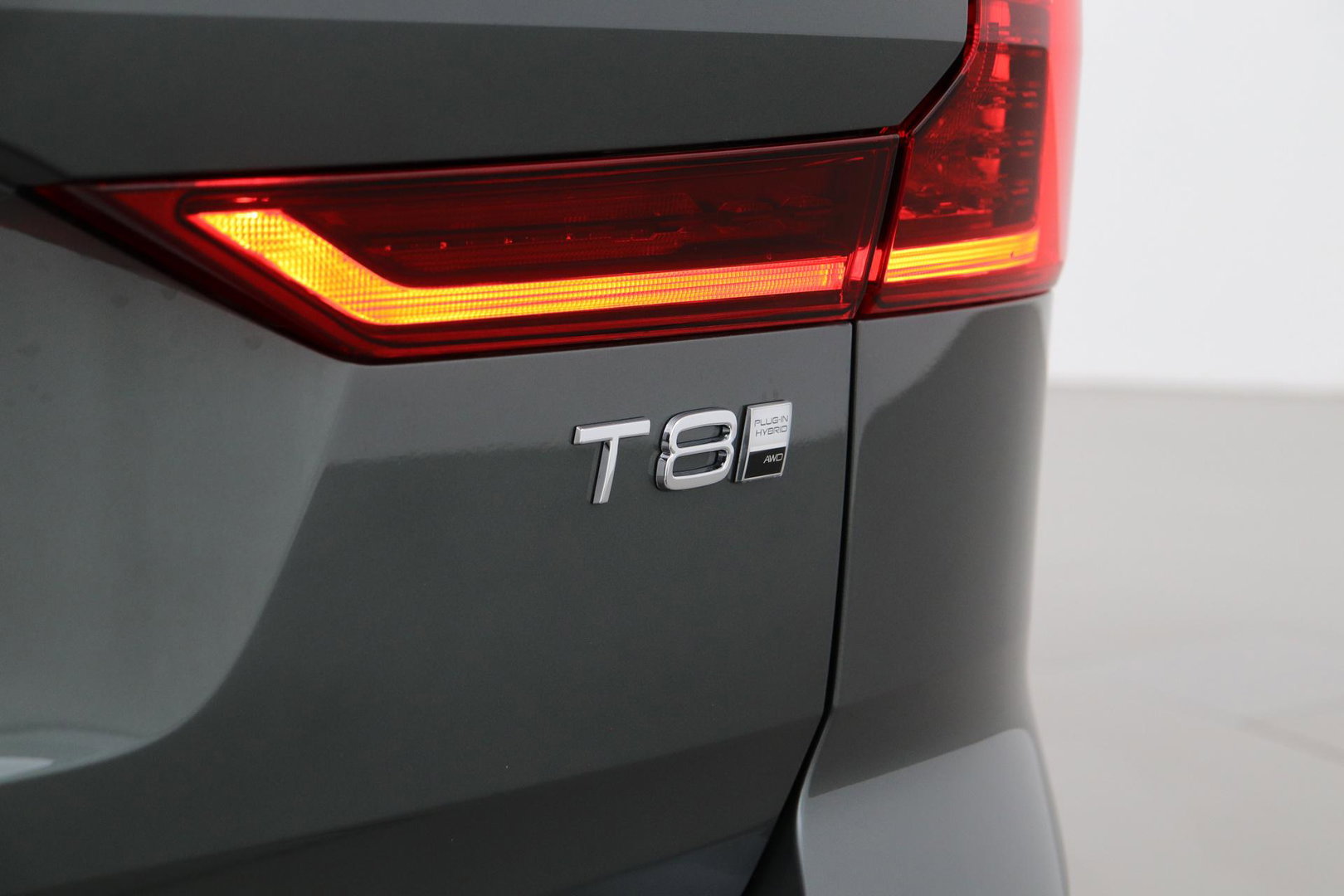Volvo XC60 T8 Ultra Dark | Luchtvering | Harman/Kardon | Panoramadak | 360° Camera | Head-Up | Stoel+Stuurverwarming | ACC