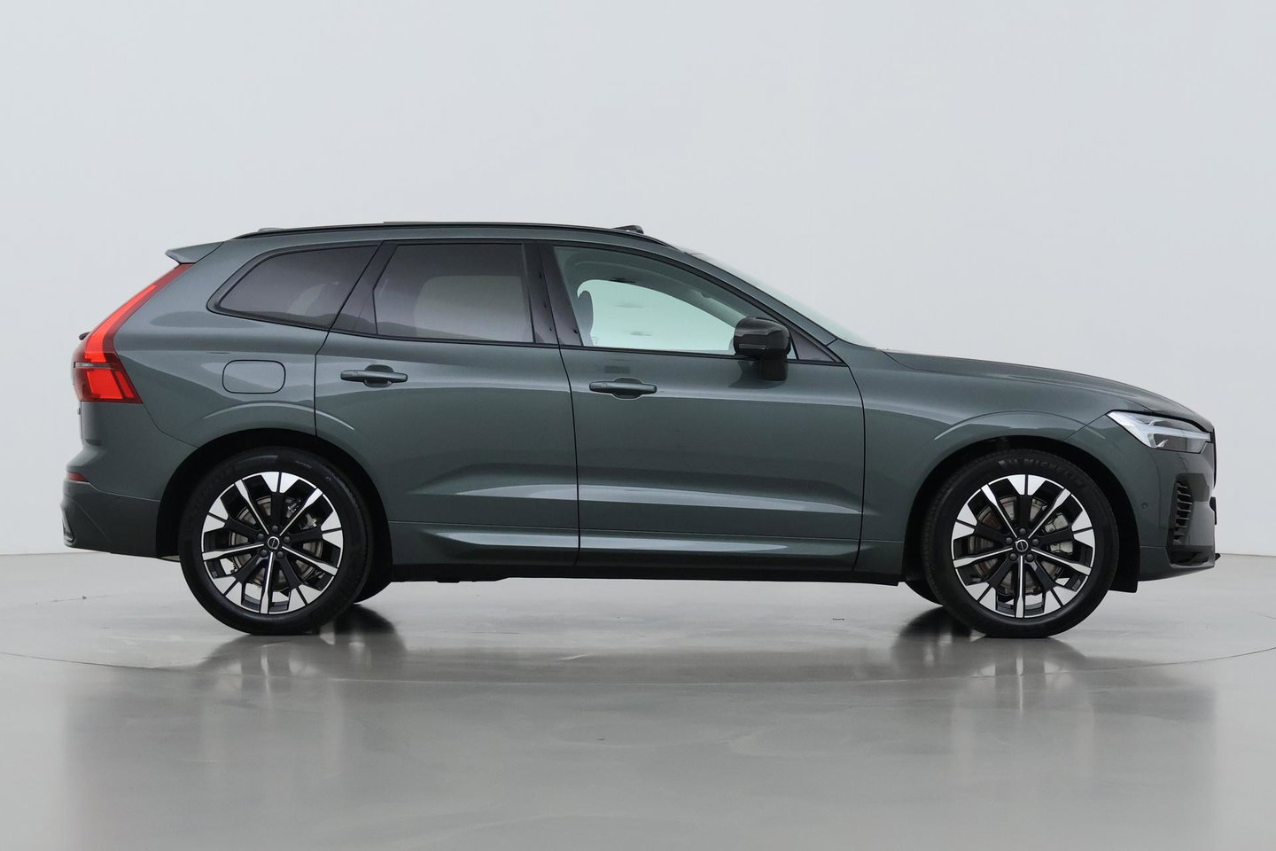Volvo XC60 T8 Ultra Dark | Luchtvering | Harman/Kardon | Panoramadak | 360° Camera | Head-Up | Stoel+Stuurverwarming | ACC