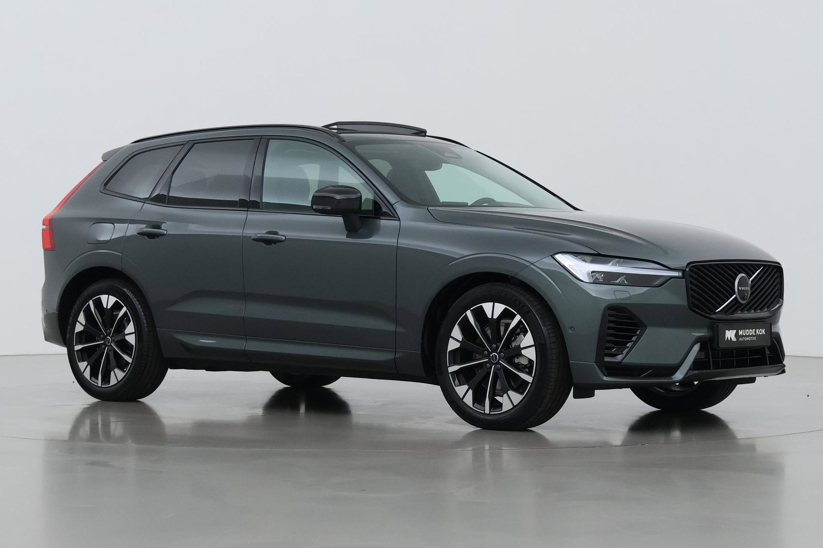 Volvo XC60 T8 Ultra Dark | Luchtvering | Harman/Kardon | Panoramadak | 360° Camera | Head-Up | Stoel+Stuurverwarming | ACC
