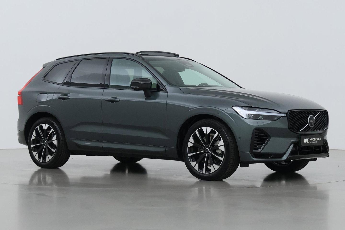 Volvo XC60 T8 Ultra Dark | Luchtvering | Harman/Kardon | Panoramadak | 360° Camera | Head-Up | Stoel+Stuurverwarming | ACC