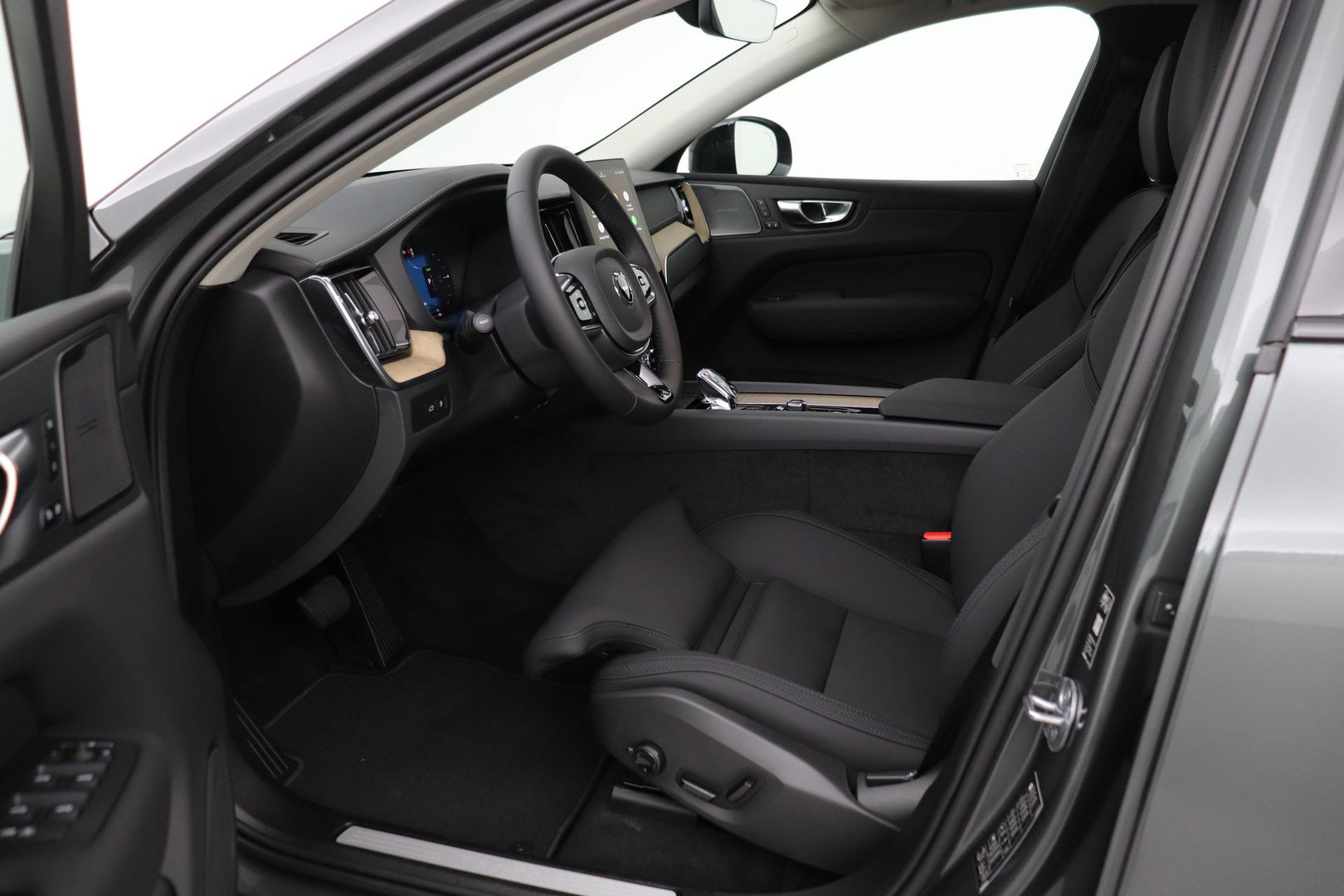 Volvo XC60 T8 Ultra Dark | Luchtvering | Harman/Kardon | Panoramadak | 360° Camera | Head-Up | Stoel+Stuurverwarming | ACC