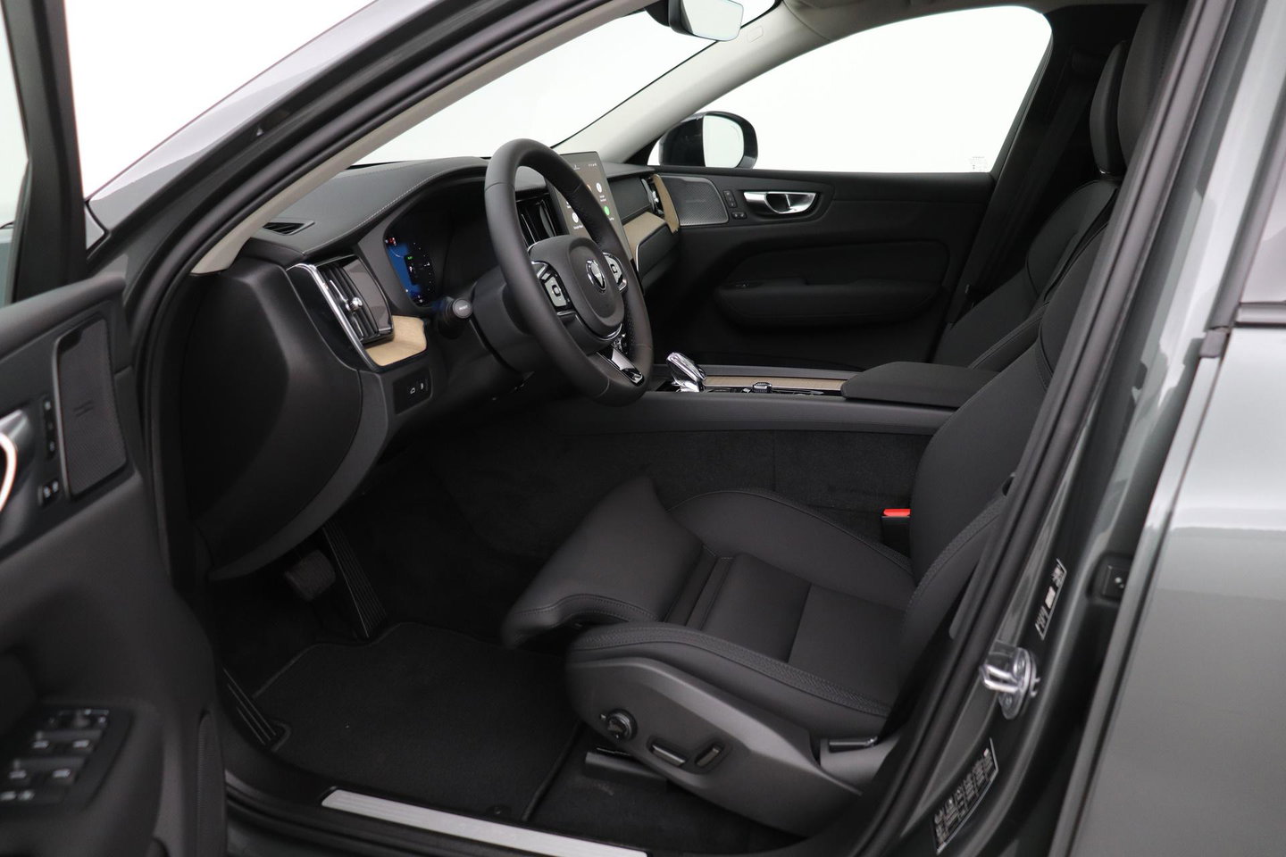 Volvo XC60 T8 Ultra Dark | Luchtvering | Harman/Kardon | Panoramadak | 360° Camera | Head-Up | Stoel+Stuurverwarming | ACC