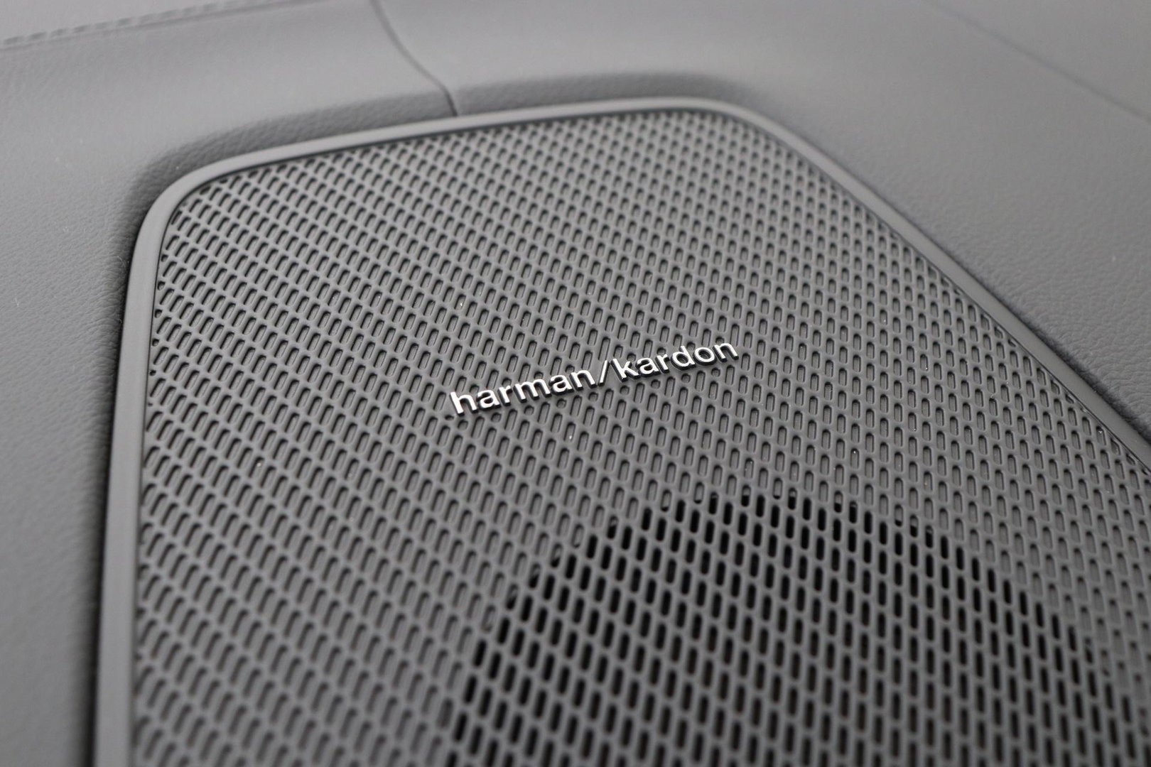 Volvo XC60 T8 Ultra Dark | Luchtvering | Harman/Kardon | Panoramadak | 360° Camera | Head-Up | Stoel+Stuurverwarming | ACC