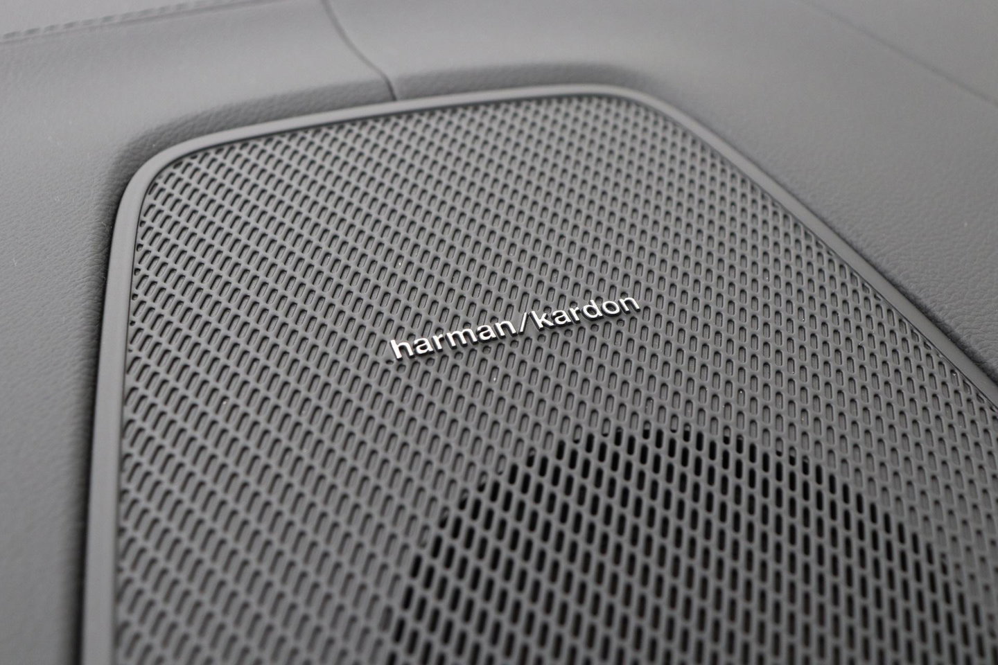 Volvo XC60 T8 Ultra Dark | Luchtvering | Harman/Kardon | Panoramadak | 360° Camera | Head-Up | Stoel+Stuurverwarming | ACC