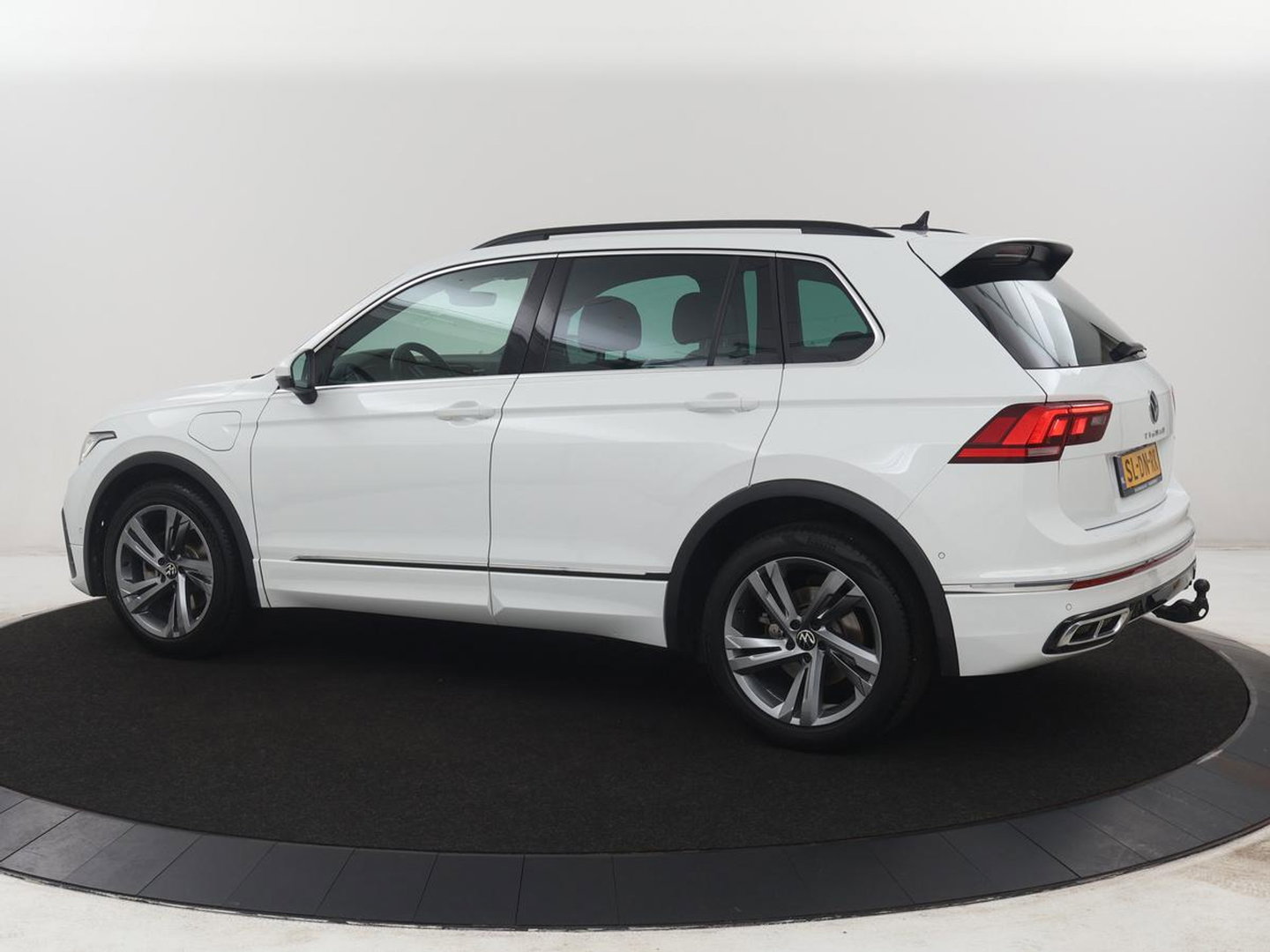 Volkswagen Tiguan 1.5 eHybrid Edition 20 SOH 93,3 % | R-Line | Trekhaak | LED | Camera | Apple Carplay |