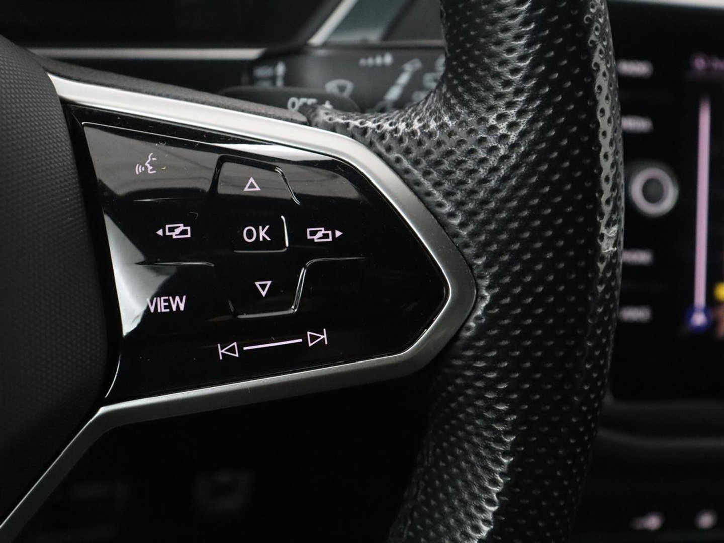 Volkswagen Tiguan 1.5 eHybrid Edition 20 SOH 93,3 % | R-Line | Trekhaak | LED | Camera | Apple Carplay |