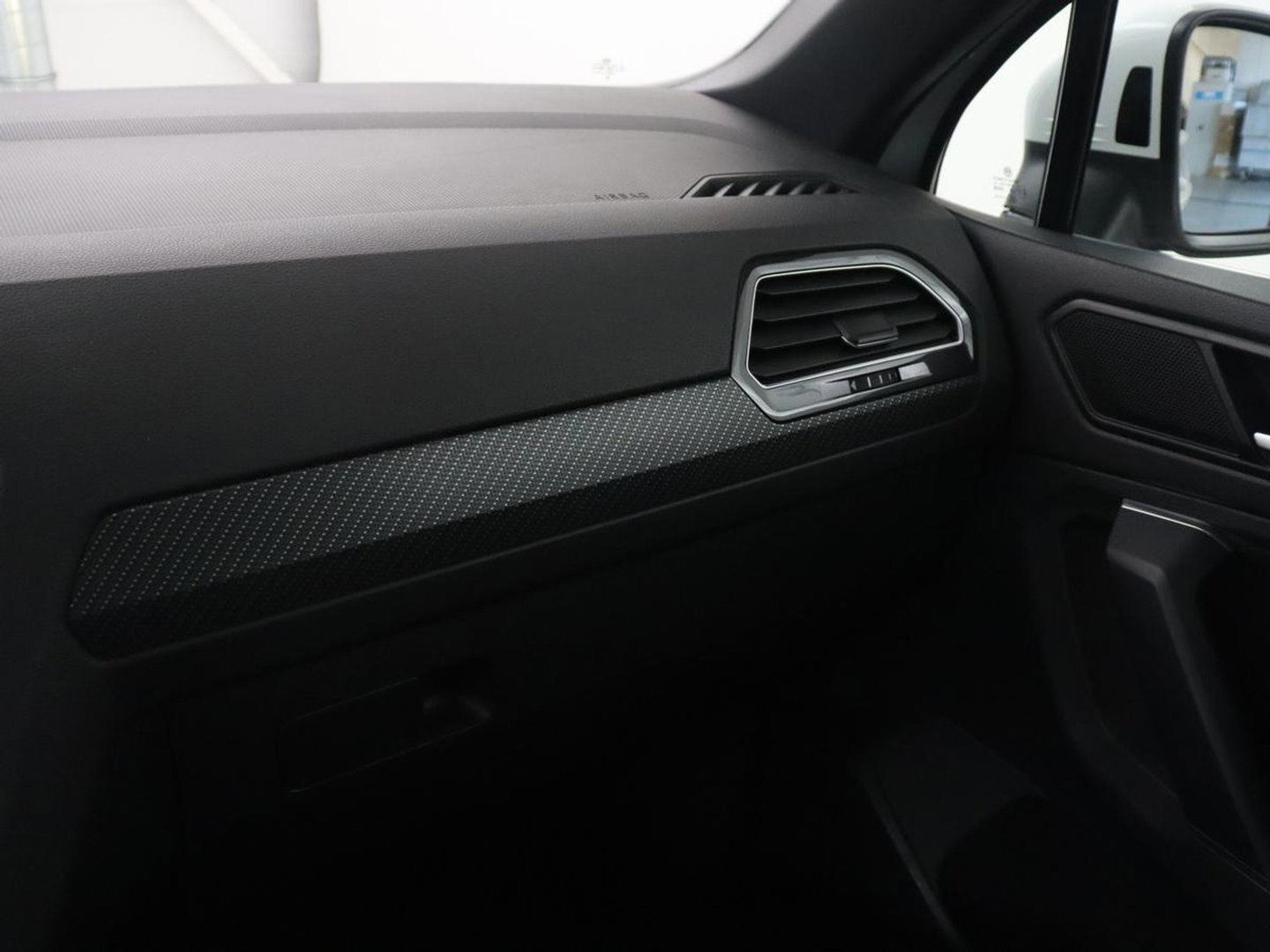 Volkswagen Tiguan 1.5 eHybrid Edition 20 SOH 93,3 % | R-Line | Trekhaak | LED | Camera | Apple Carplay |