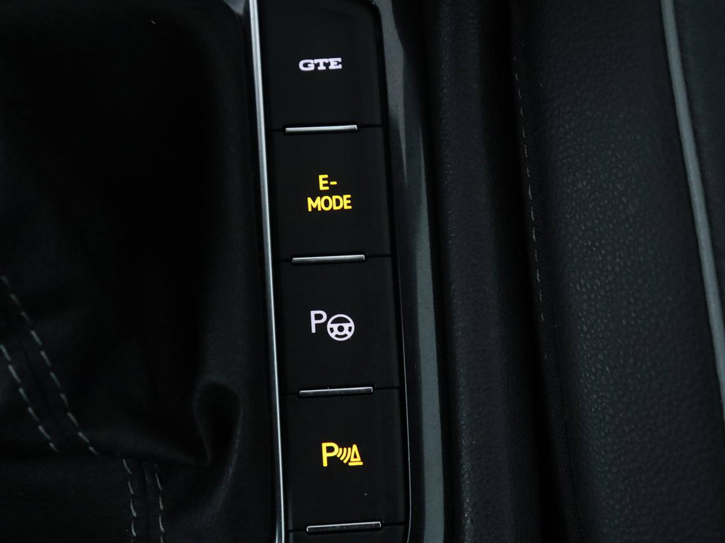 Volkswagen Tiguan 1.5 eHybrid Edition 20 SOH 93,3 % | R-Line | Trekhaak | LED | Camera | Apple Carplay |