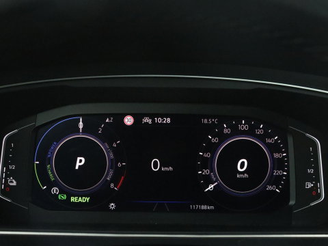 Volkswagen Tiguan 1.5 eHybrid Edition 20 SOH 93,3 % | R-Line | Trekhaak | LED | Camera | Apple Carplay |