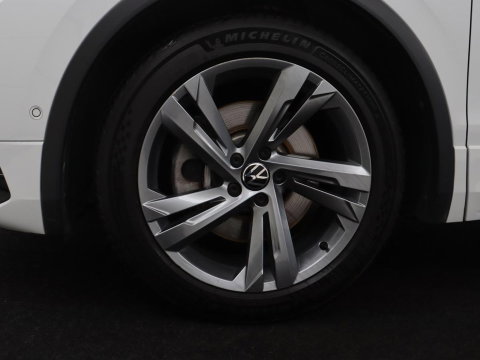 Volkswagen Tiguan 1.5 eHybrid Edition 20 SOH 93,3 % | R-Line | Trekhaak | LED | Camera | Apple Carplay |