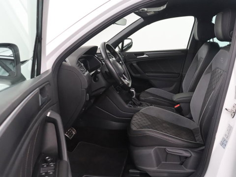 Volkswagen Tiguan 1.5 eHybrid Edition 20 SOH 93,3 % | R-Line | Trekhaak | LED | Camera | Apple Carplay |