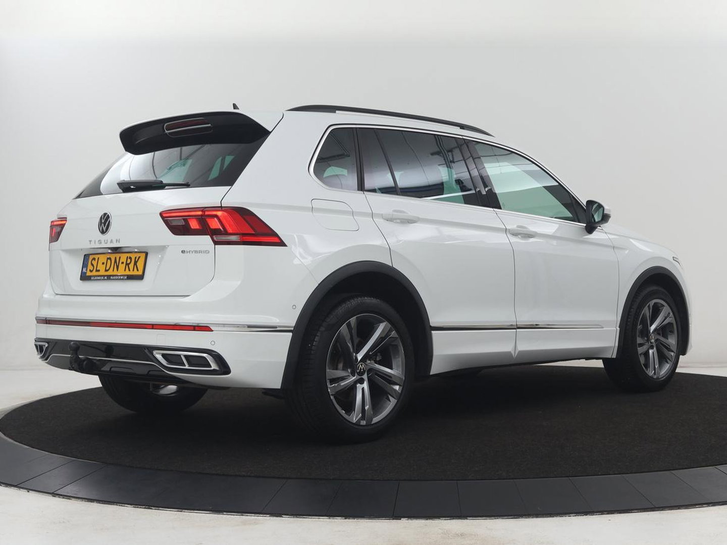 Volkswagen Tiguan 1.5 eHybrid Edition 20 SOH 93,3 % | R-Line | Trekhaak | LED | Camera | Apple Carplay |