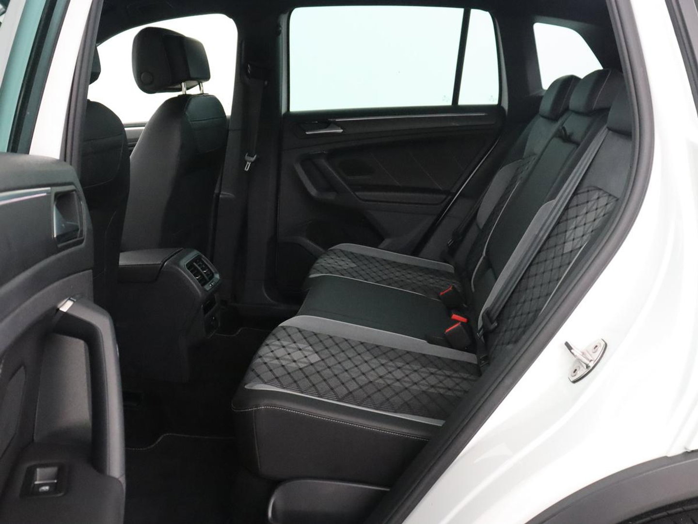Volkswagen Tiguan 1.5 eHybrid Edition 20 SOH 93,3 % | R-Line | Trekhaak | LED | Camera | Apple Carplay |