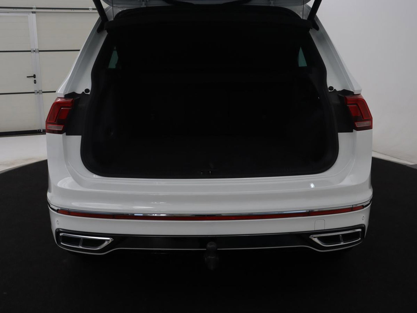 Volkswagen Tiguan 1.5 eHybrid Edition 20 SOH 93,3 % | R-Line | Trekhaak | LED | Camera | Apple Carplay |