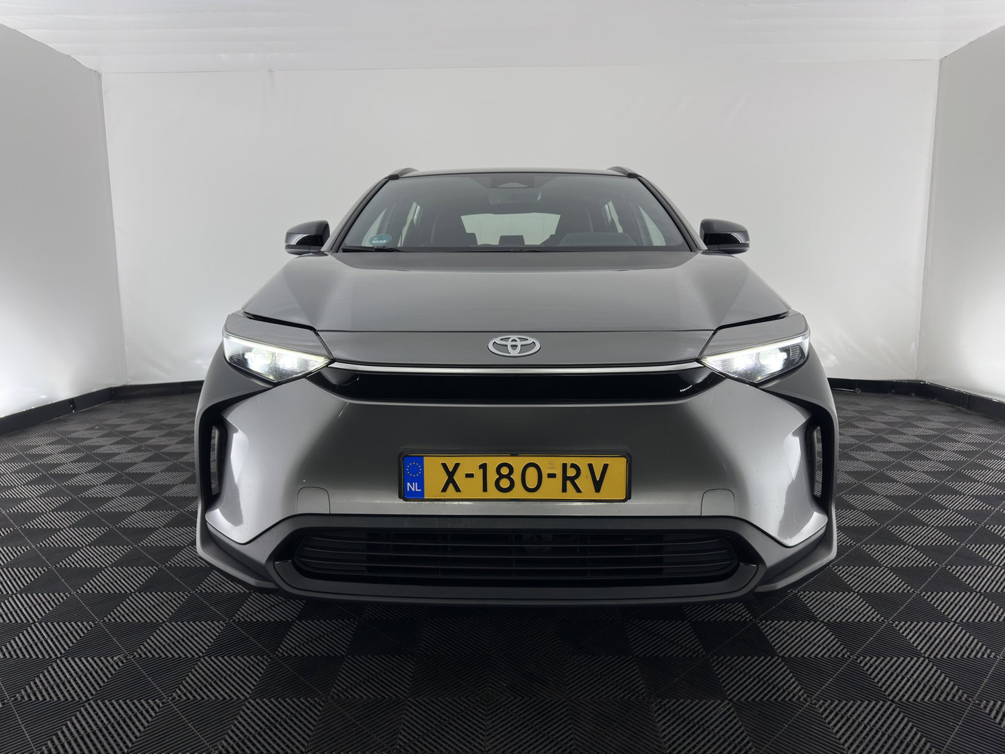 Toyota Bz4x Business 71 kWh (3-Fase-11kW) {SoH-88%} (INCL.BTW) *FULL-LED | ADAPTIVE-CRUISE | CAMERA | NAVI-FULLMAP | KEYLESS | ECC | PDC | 18''ALU | TOWBAR*