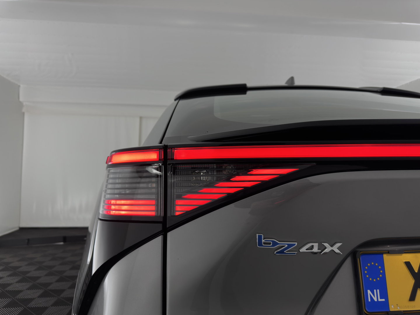 Toyota Bz4x Business 71 kWh (3-Fase-11kW) {SoH-88%} (INCL.BTW) *FULL-LED | ADAPTIVE-CRUISE | CAMERA | NAVI-FULLMAP | KEYLESS | ECC | PDC | 18''ALU | TOWBAR*