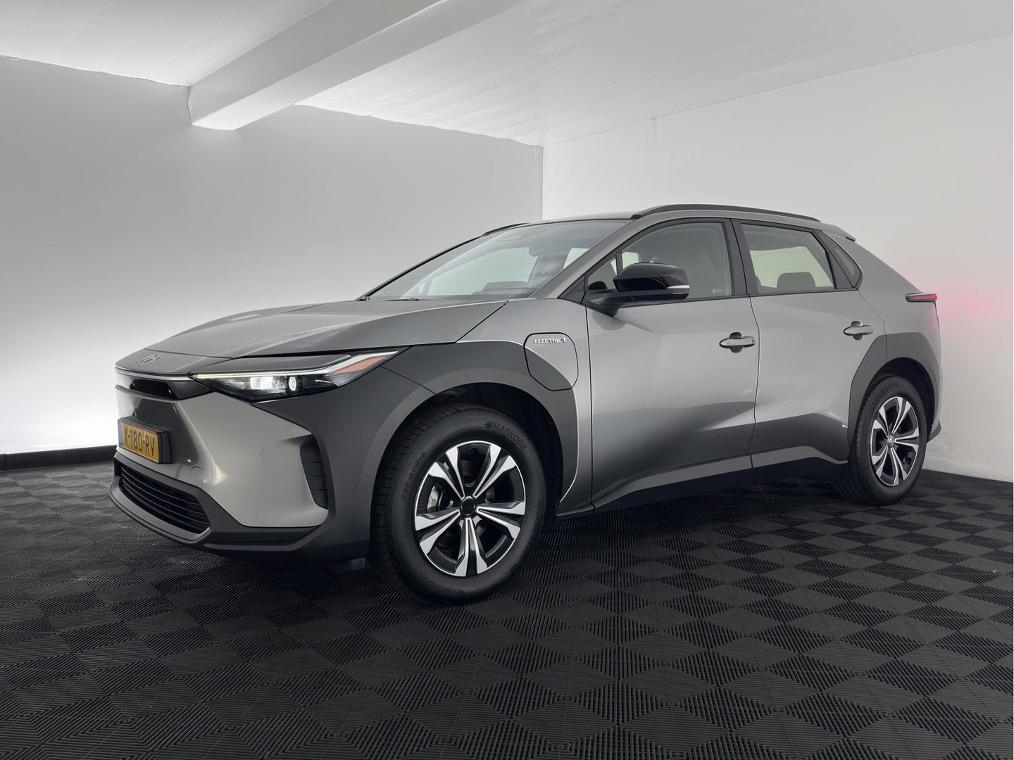 Toyota Bz4x Business 71 kWh (3-Fase-11kW) {SoH-88%} (INCL.BTW) *FULL-LED | ADAPTIVE-CRUISE | CAMERA | NAVI-FULLMAP | KEYLESS | ECC | PDC | 18''ALU | TOWBAR*