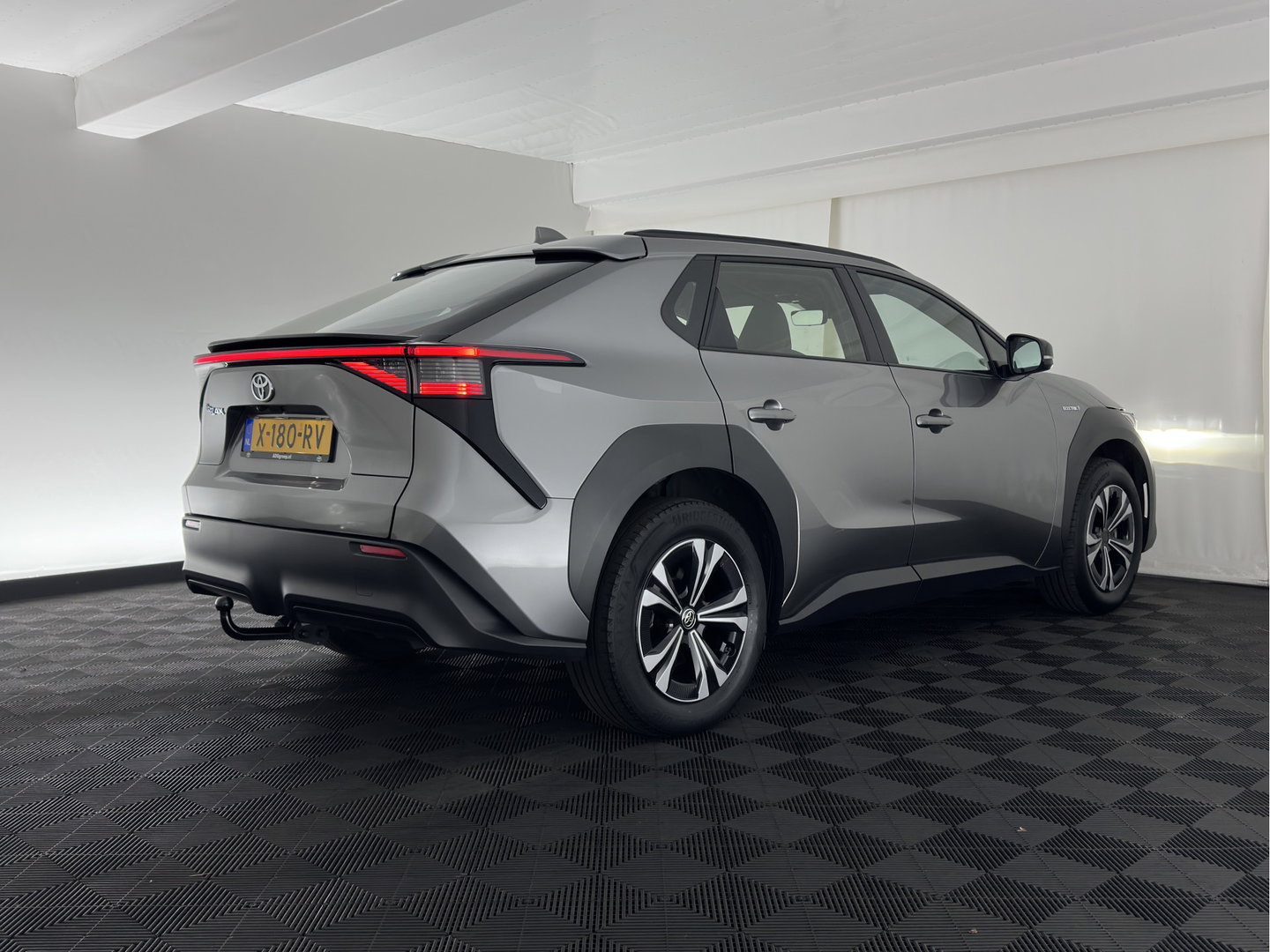 Toyota Bz4x Business 71 kWh (3-Fase-11kW) {SoH-88%} (INCL.BTW) *FULL-LED | ADAPTIVE-CRUISE | CAMERA | NAVI-FULLMAP | KEYLESS | ECC | PDC | 18''ALU | TOWBAR*