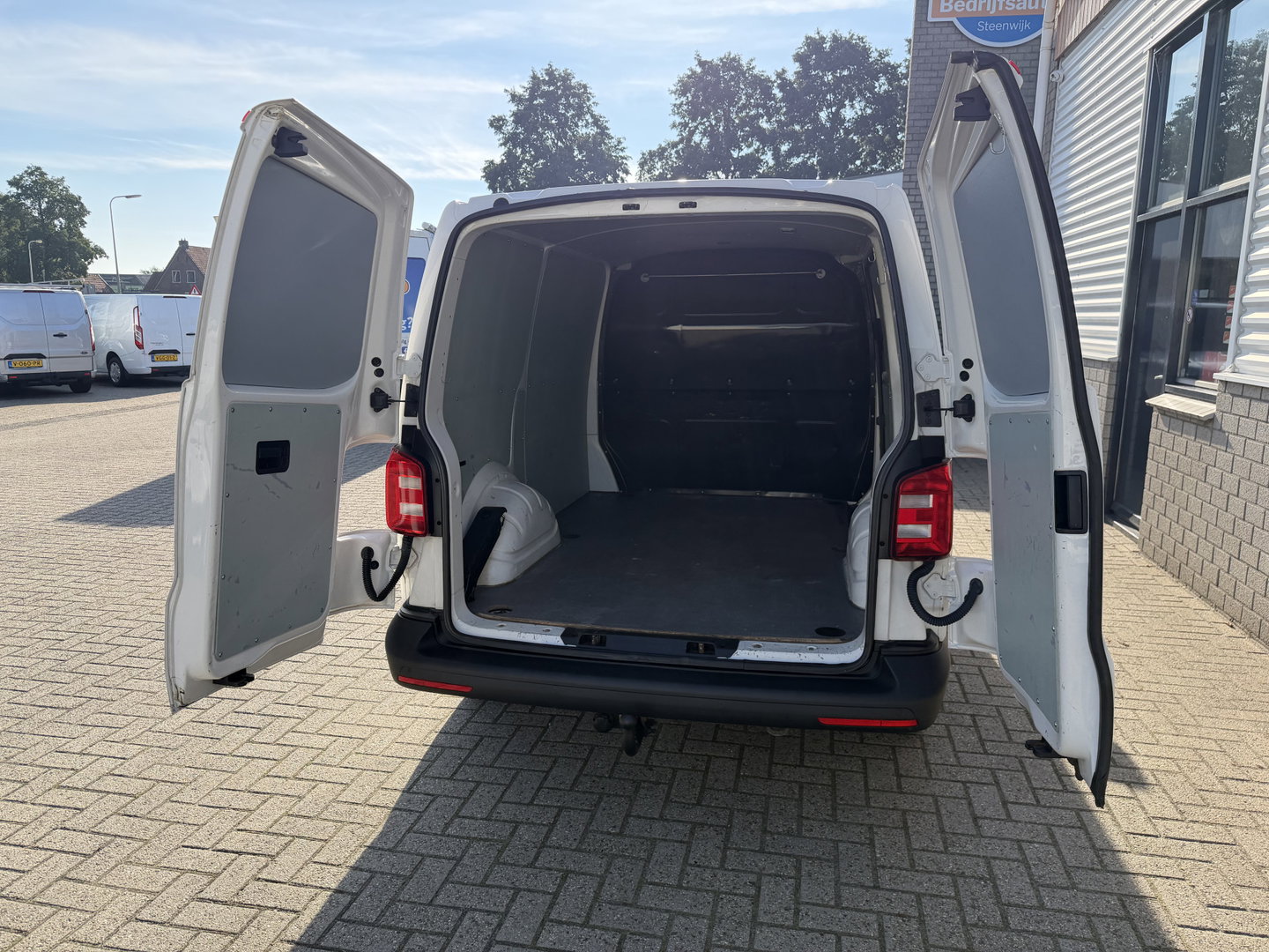 Volkswagen Transporter 2.0 TDI 115pk L1H1 Comfortline / euro 6 / bpm vrij / vaste prijs rijklaar € 11.950 ex btw / lease vanaf € 201 / airco / aplle carplat / android auto / trekhaak / achteruit rijcamera !