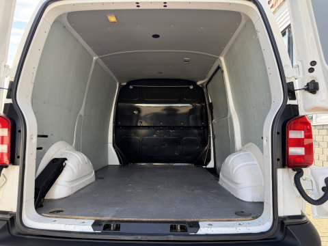Volkswagen Transporter 2.0 TDI 115pk L1H1 Comfortline / euro 6 / bpm vrij / vaste prijs rijklaar € 11.950 ex btw / lease vanaf € 201 / airco / aplle carplat / android auto / trekhaak / achteruit rijcamera !