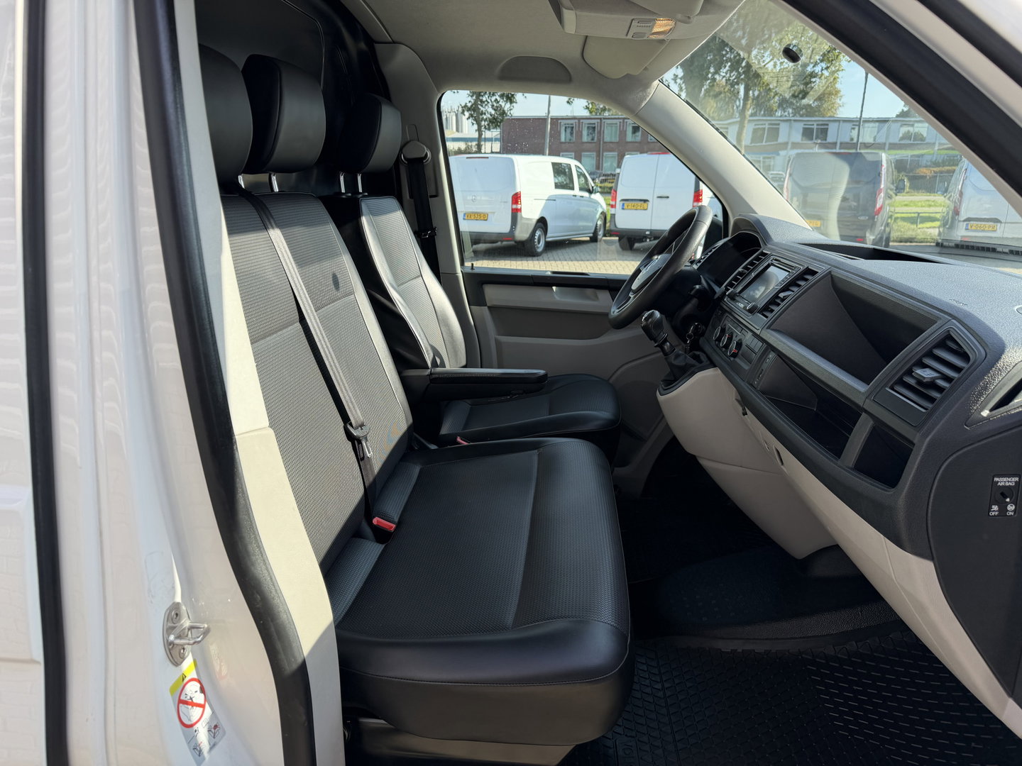 Volkswagen Transporter 2.0 TDI 115pk L1H1 Comfortline / euro 6 / bpm vrij / vaste prijs rijklaar € 11.950 ex btw / lease vanaf € 201 / airco / apple carplay / android auto / trekhaak / achteruit rijcamera !