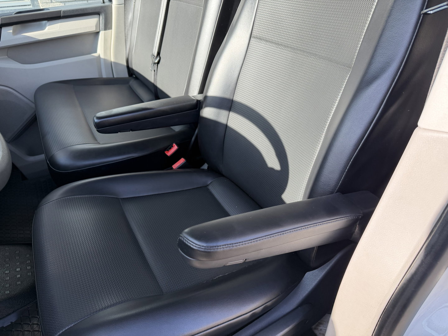 Volkswagen Transporter 2.0 TDI 115pk L1H1 Comfortline / euro 6 / bpm vrij / vaste prijs rijklaar € 11.950 ex btw / lease vanaf € 201 / airco / apple carplay / android auto / trekhaak / achteruit rijcamera !