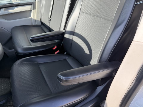 Volkswagen Transporter 2.0 TDI 115pk L1H1 Comfortline / euro 6 / bpm vrij / vaste prijs rijklaar € 11.950 ex btw / lease vanaf € 201 / airco / aplle carplat / android auto / trekhaak / achteruit rijcamera !