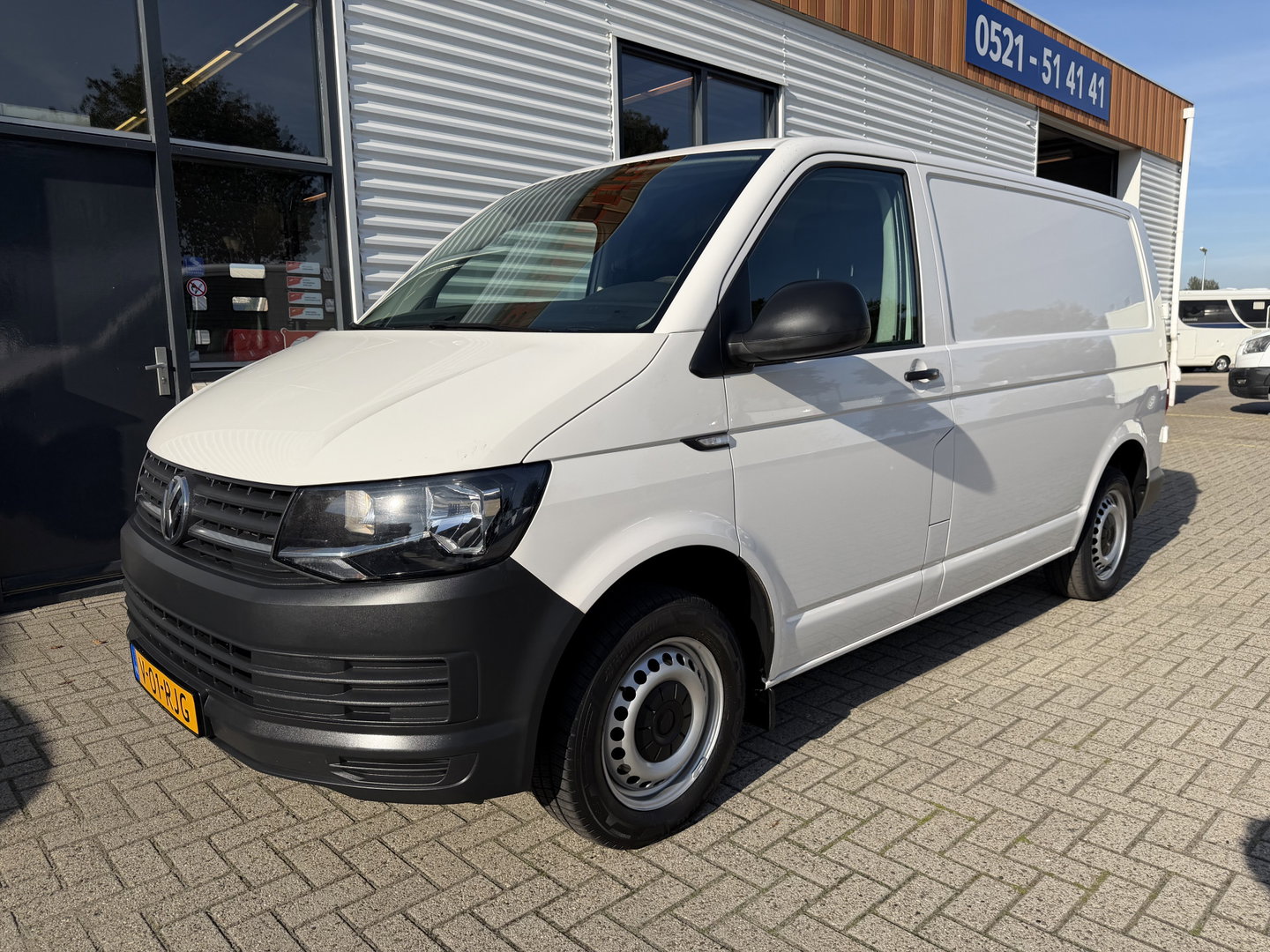 Volkswagen Transporter 2.0 TDI 115pk L1H1 Comfortline / euro 6 / bpm vrij / vaste prijs rijklaar € 11.950 ex btw / lease vanaf € 201 / airco / aplle carplat / android auto / trekhaak / achteruit rijcamera !
