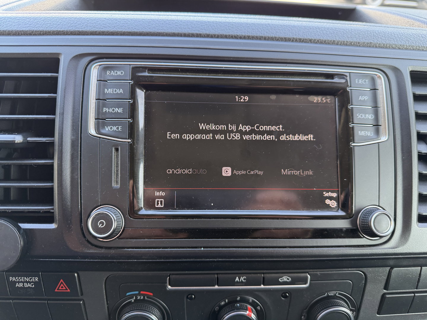 Volkswagen Transporter 2.0 TDI 115pk L1H1 Comfortline / euro 6 / bpm vrij / vaste prijs rijklaar € 11.950 ex btw / lease vanaf € 201 / airco / apple carplay / android auto / trekhaak / achteruit rijcamera !