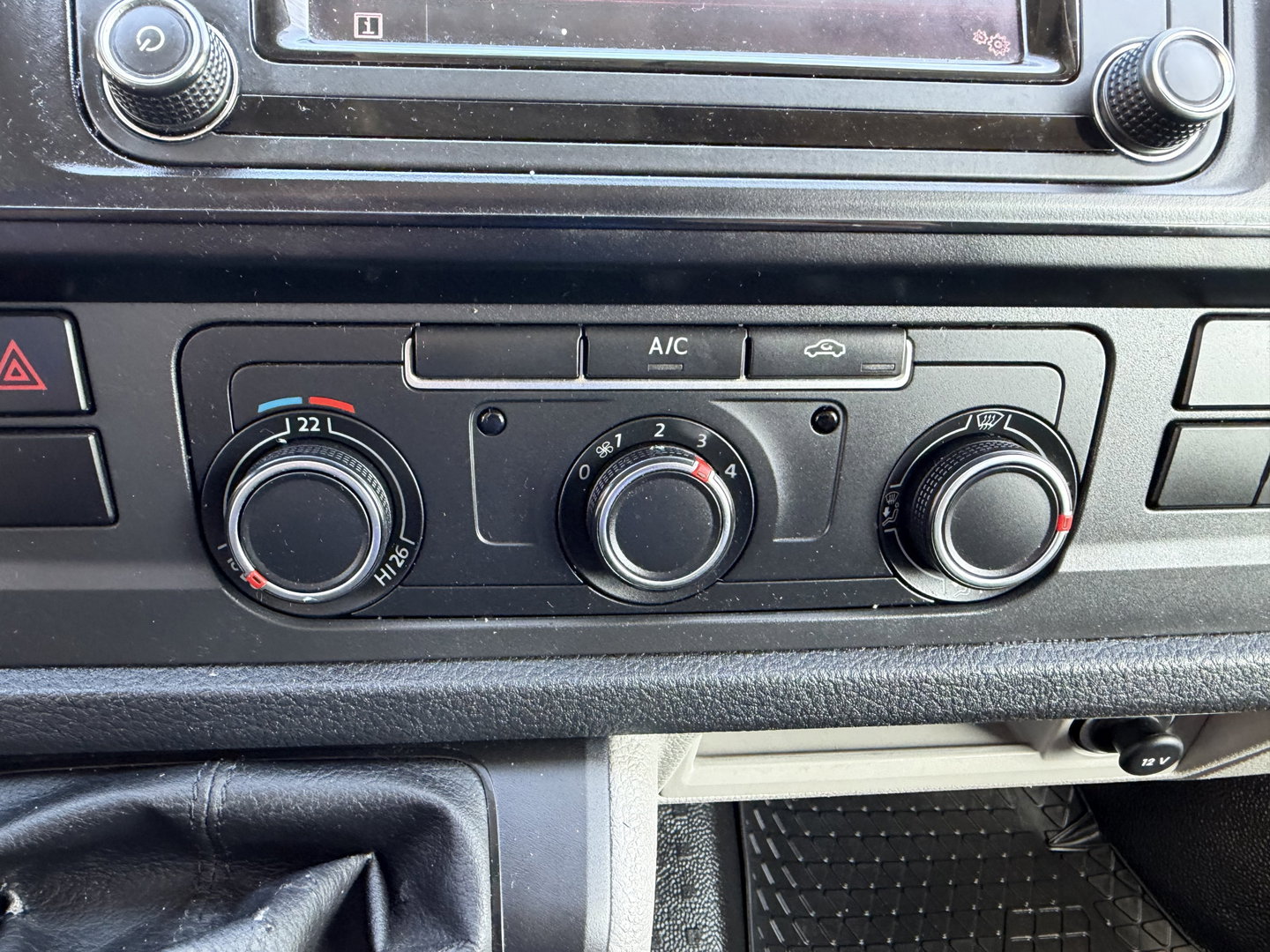 Volkswagen Transporter 2.0 TDI 115pk L1H1 Comfortline / euro 6 / bpm vrij / vaste prijs rijklaar € 11.950 ex btw / lease vanaf € 201 / airco / apple carplay / android auto / trekhaak / achteruit rijcamera !