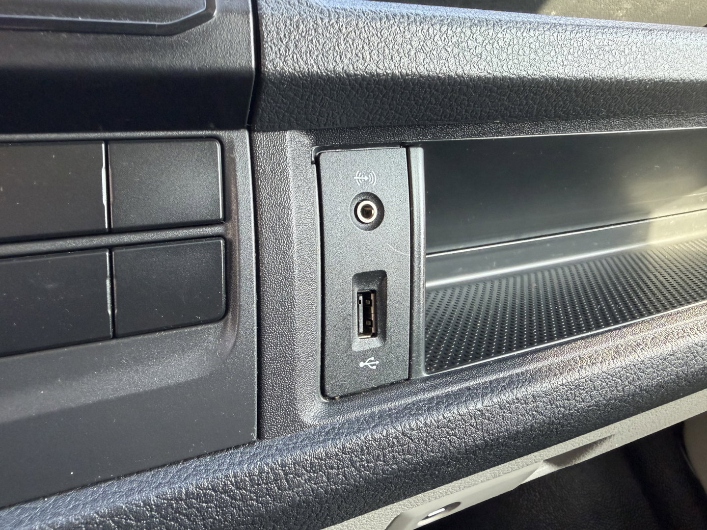 Volkswagen Transporter 2.0 TDI 115pk L1H1 Comfortline / euro 6 / bpm vrij / vaste prijs rijklaar € 11.950 ex btw / lease vanaf € 201 / airco / aplle carplat / android auto / trekhaak / achteruit rijcamera !
