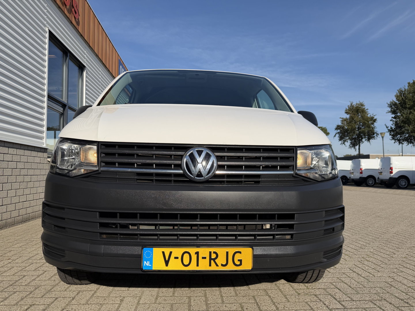 Volkswagen Transporter 2.0 TDI 115pk L1H1 Comfortline / euro 6 / bpm vrij / vaste prijs rijklaar € 11.950 ex btw / lease vanaf € 201 / airco / apple carplay / android auto / trekhaak / achteruit rijcamera !