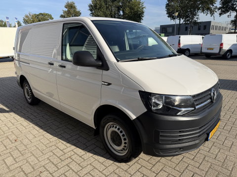 Volkswagen Transporter 2.0 TDI 115pk L1H1 Comfortline / euro 6 / bpm vrij / vaste prijs rijklaar € 11.950 ex btw / lease vanaf € 201 / airco / aplle carplat / android auto / trekhaak / achteruit rijcamera !