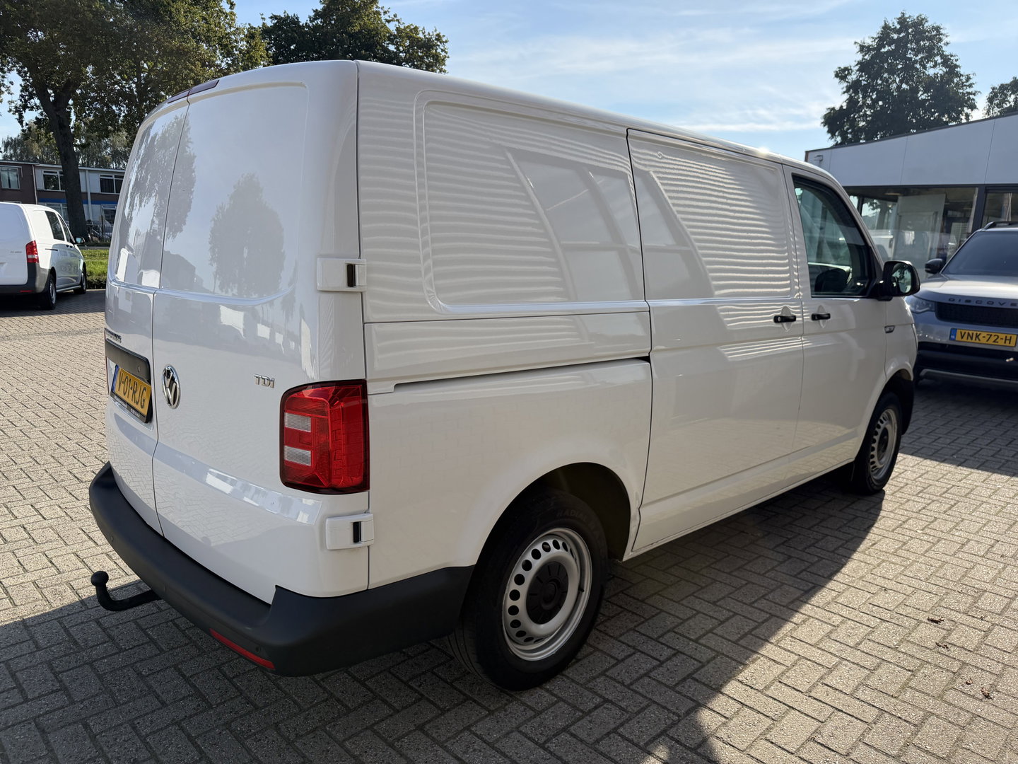 Volkswagen Transporter 2.0 TDI 115pk L1H1 Comfortline / euro 6 / bpm vrij / vaste prijs rijklaar € 11.950 ex btw / lease vanaf € 201 / airco / apple carplay / android auto / trekhaak / achteruit rijcamera !