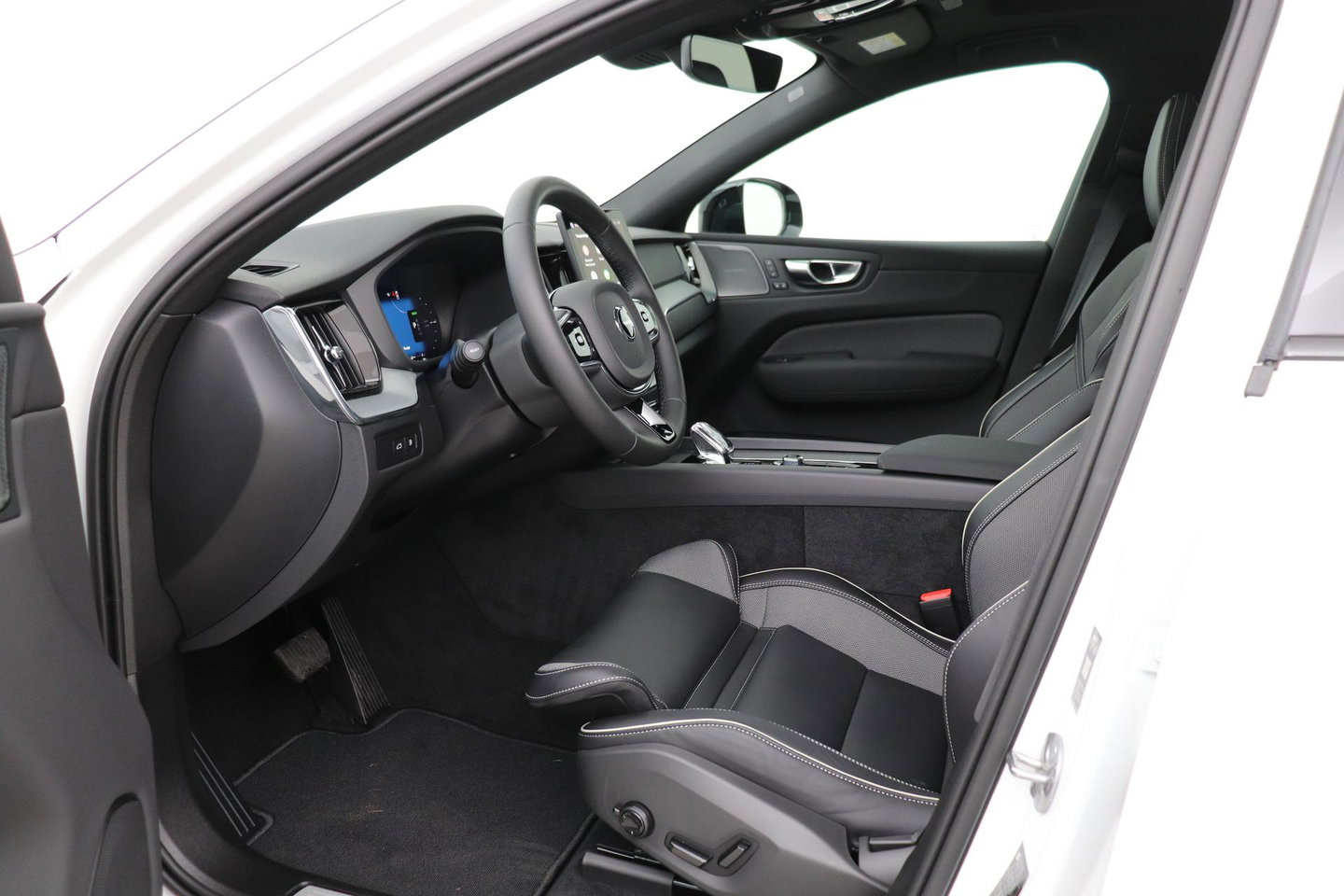 Volvo XC60 T6 Plus Black Edition | Harman/Kardon | Panoramadak | 360° Camera | Head-Up | Stoel+Stuurverwarming | Pilot Assist | 21 Inch | ACC