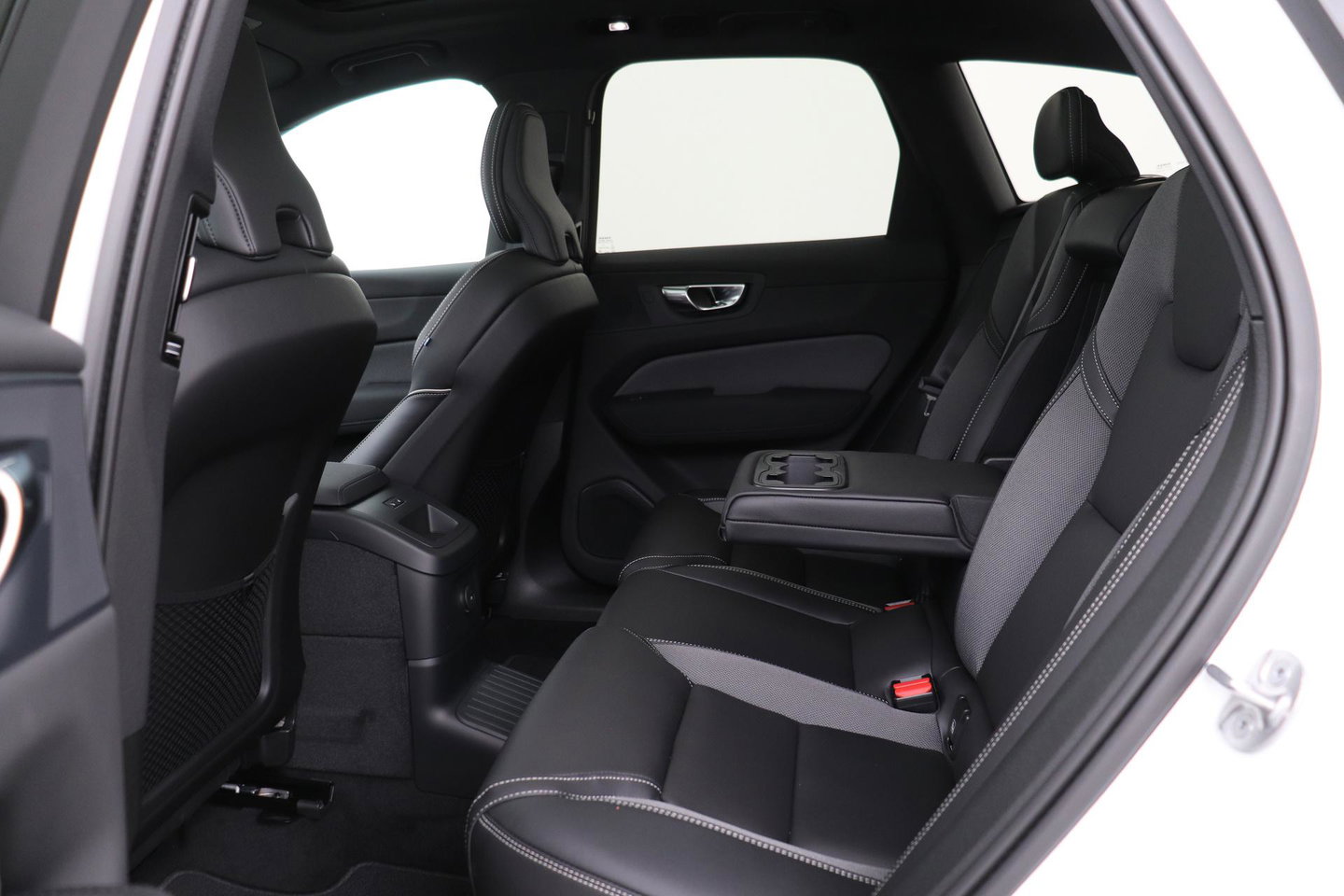 Volvo XC60 T6 Plus Black Edition | Harman/Kardon | Panoramadak | 360° Camera | Head-Up | Stoel+Stuurverwarming | Pilot Assist | 21 Inch | ACC