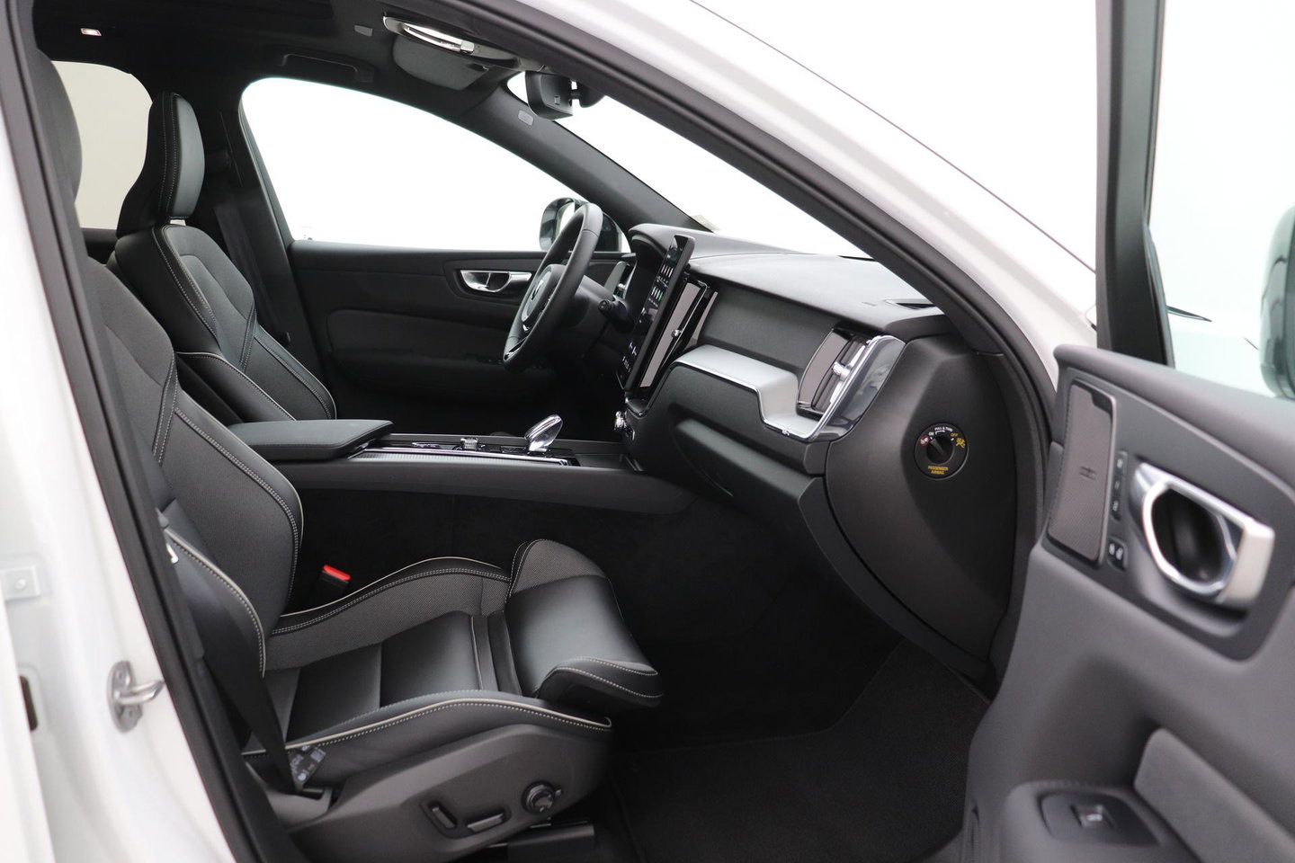 Volvo XC60 T6 Plus Black Edition | Harman/Kardon | Panoramadak | 360° Camera | Head-Up | Stoel+Stuurverwarming | Pilot Assist | 21 Inch | ACC