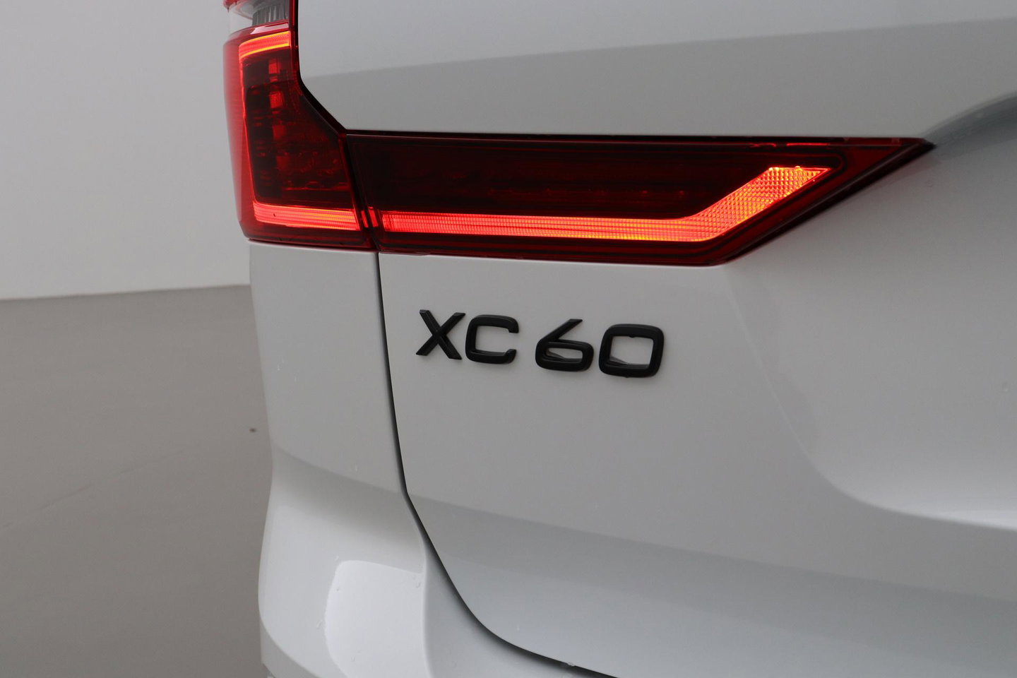 Volvo XC60 T6 Plus Black Edition | Harman/Kardon | Panoramadak | 360° Camera | Head-Up | Stoel+Stuurverwarming | Pilot Assist | 21 Inch | ACC
