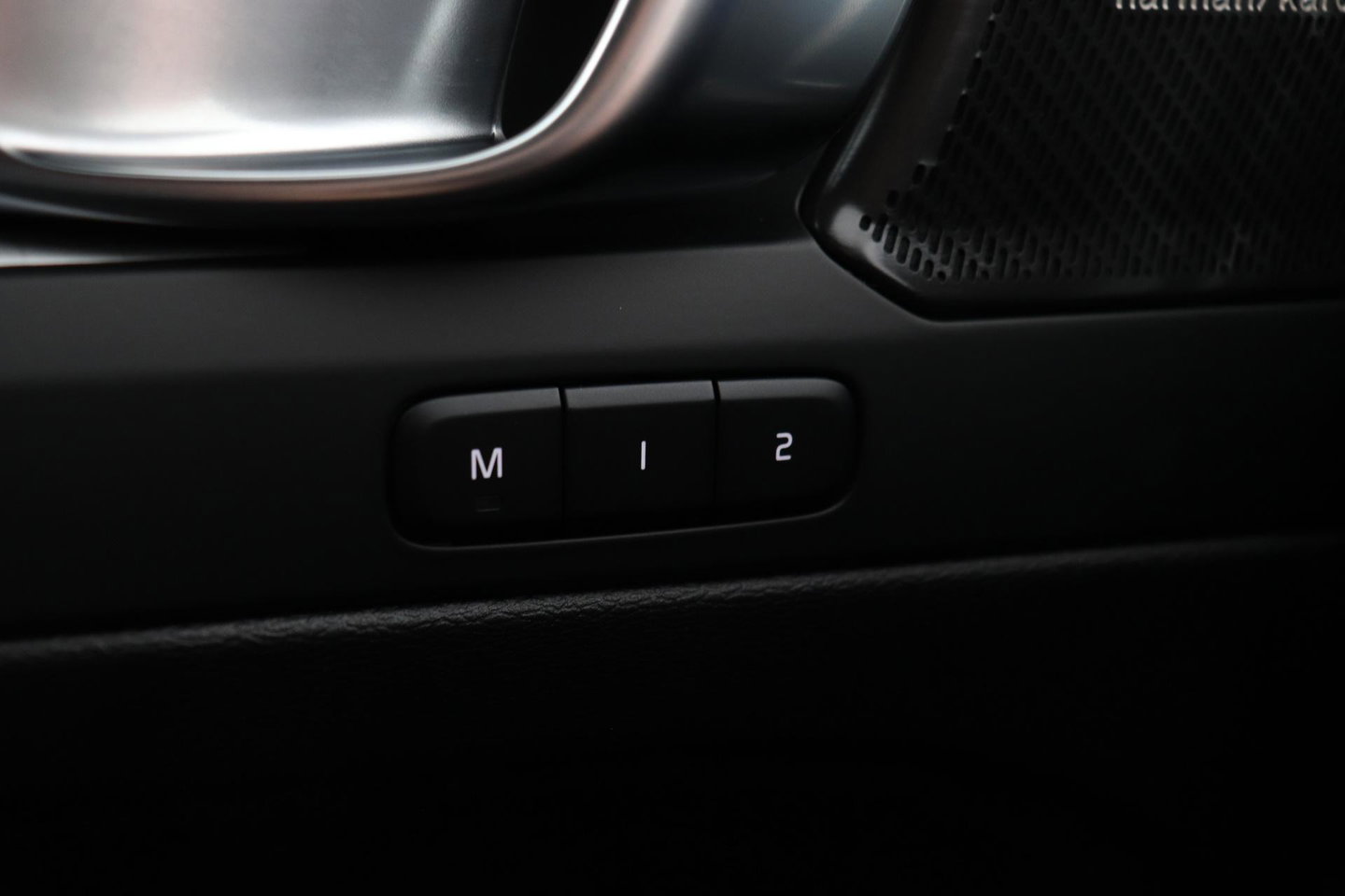 Volvo XC40 2.0 B3 Plus Dark | Harman/Kardon | ACC | 360° Camera | Memory | Keyless | Stoel+Stuurverwarming