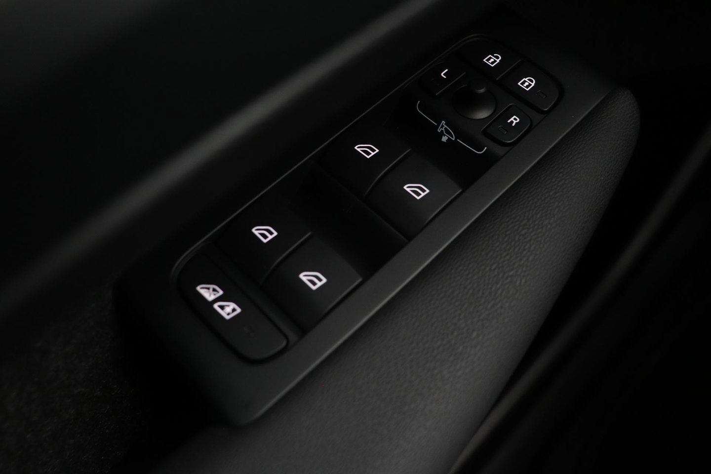 Volvo XC40 2.0 B3 Plus Dark | Harman/Kardon | ACC | 360° Camera | Memory | Keyless | Stoel+Stuurverwarming