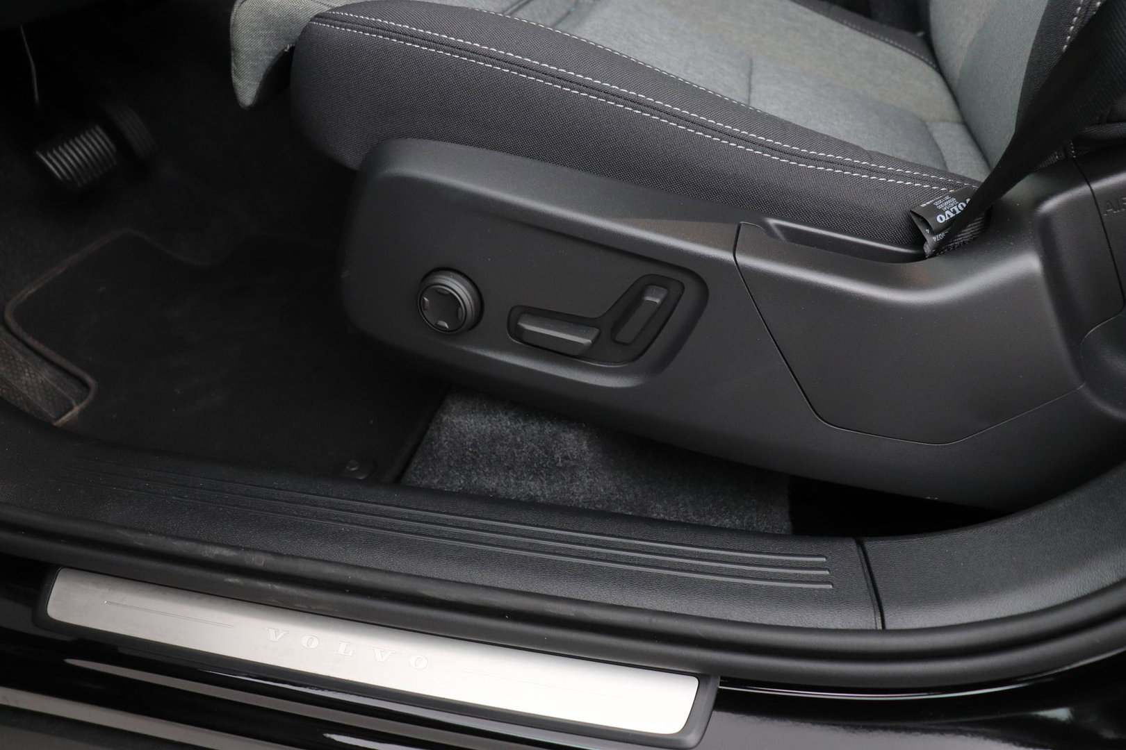 Volvo XC40 2.0 B3 Plus Dark | Harman/Kardon | ACC | 360° Camera | Memory | Keyless | Stoel+Stuurverwarming