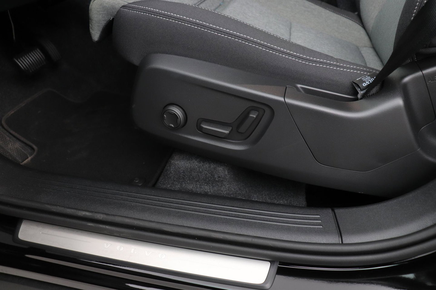 Volvo XC40 2.0 B3 Plus Dark | Harman/Kardon | ACC | 360° Camera | Memory | Keyless | Stoel+Stuurverwarming