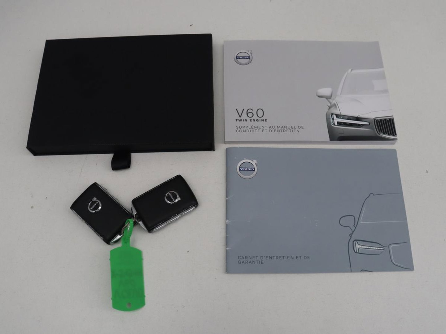 Volvo V60 2.0 T8 Twin Engine AWD R-Design | Apple Carplay | LED | Navigatie |