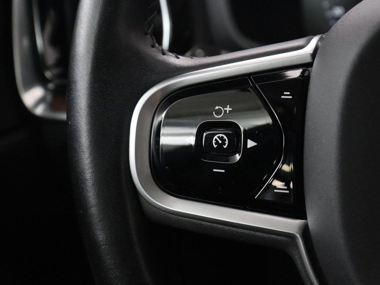 Volvo V60 2.0 T8 Twin Engine AWD R-Design | Apple Carplay | LED | Navigatie |