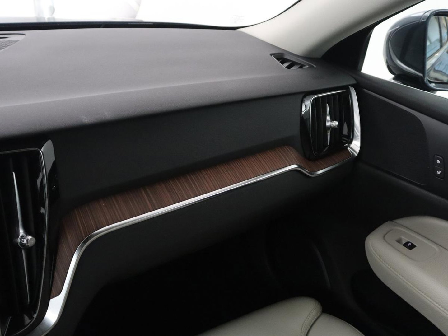 Volvo V60 2.0 T8 Twin Engine AWD R-Design | Apple Carplay | LED | Navigatie |